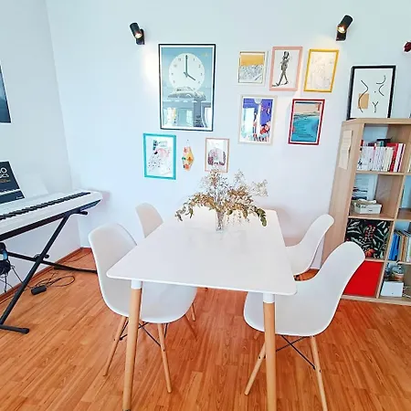 Live Like A French In Location * Bükreş