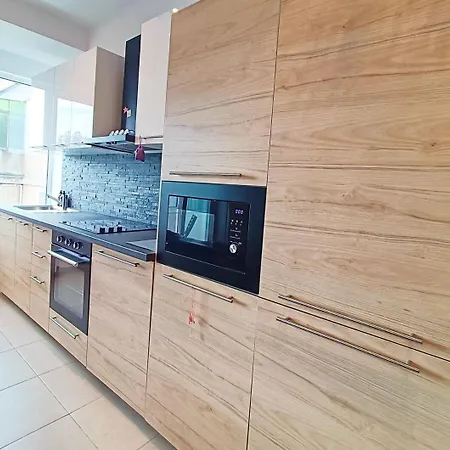 Live Like A French In Location *