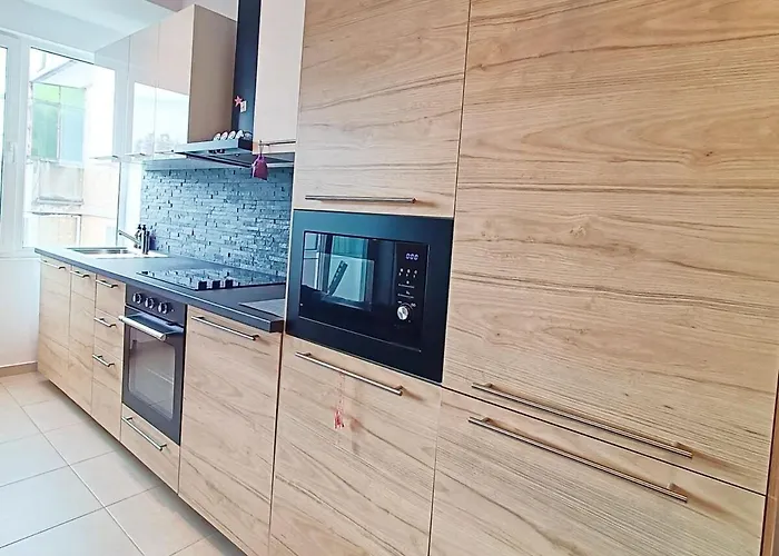 Live Like A French In Location *